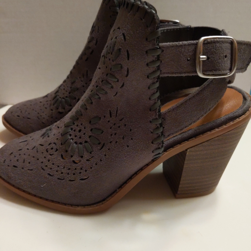 Women's Sugar Realness Shoes, Gray, Size 7, Cutout Strapped Heels